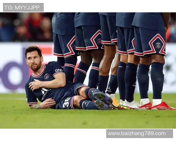 足球明星转身瞬间与球迷眼神交汇的感人时刻